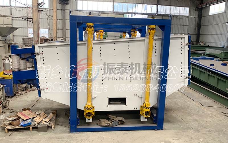 石英粉方形搖擺篩采用往復(fù)回旋式篩分方式,回轉(zhuǎn)頻次180-260轉(zhuǎn)/秒,每小時產(chǎn)量可達(dá)100噸 石英粉方形搖擺篩采用往復(fù)回旋式篩分方式,回轉(zhuǎn)頻次180-260轉(zhuǎn)/秒,每小時產(chǎn)量可達(dá)100噸