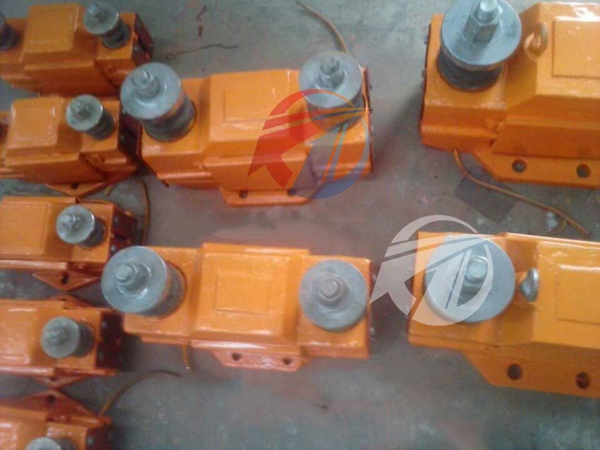 電磁倉(cāng)壁振動(dòng)器